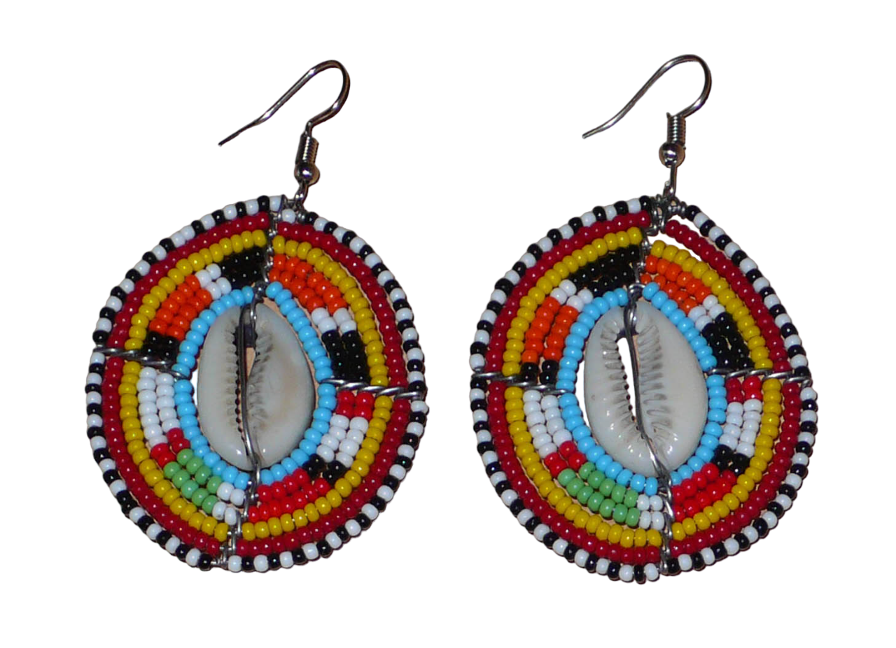 Boucles d'oreilles africaines ethniques en perles de rocaille colorées et coquillages cauris montés en forme de boucliers Massai. Elles mesurent 7 cm de long et 4.5 cm de large, et se portent avec des crochets en acier inoxydable sur des oreilles percées. 