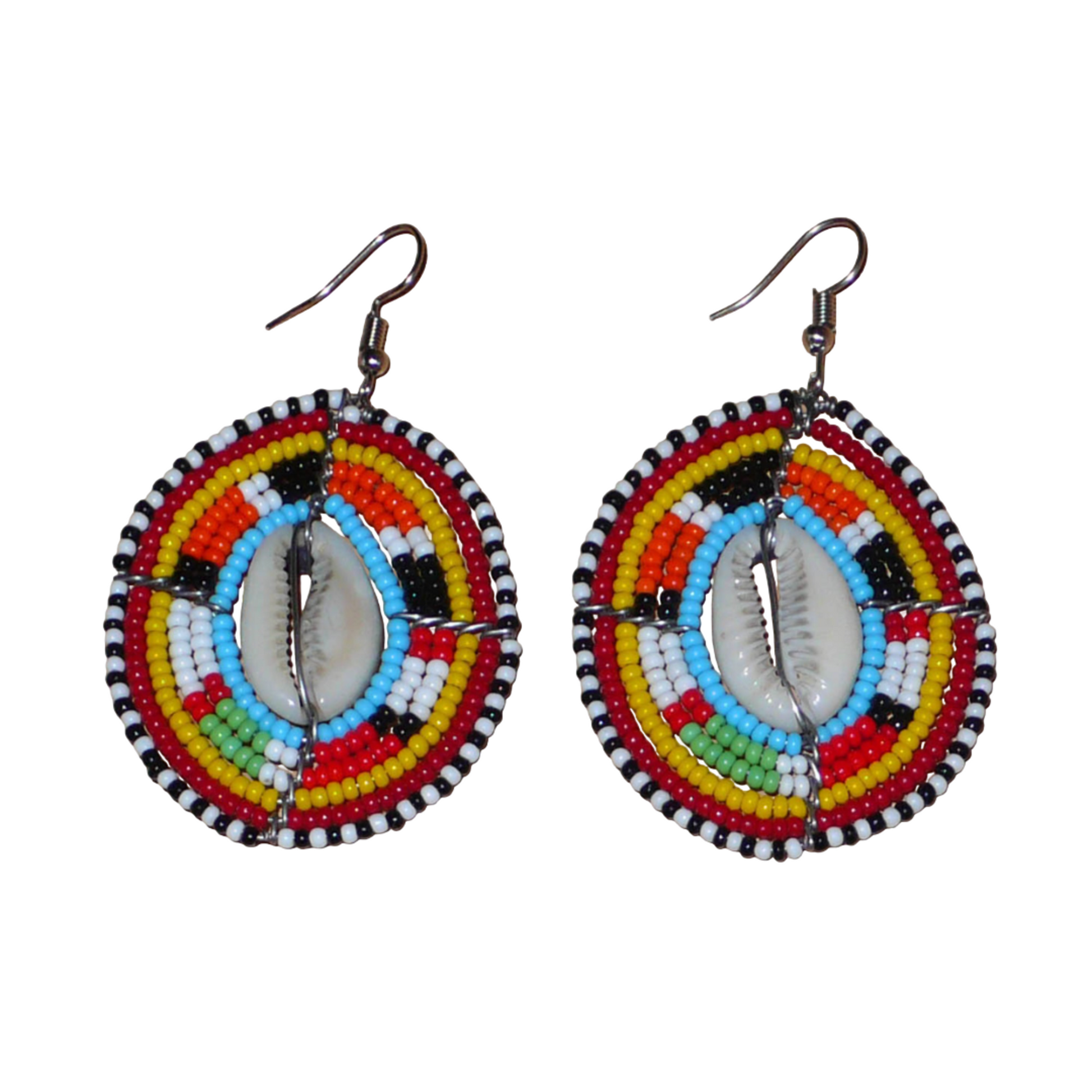 Boucles d'oreilles africaines ethniques en perles de rocaille colorées et coquillages cauris montés en forme de boucliers Massai. Elles mesurent 7 cm de long et 4.5 cm de large, et se portent avec des crochets en acier inoxydable sur des oreilles percées. 