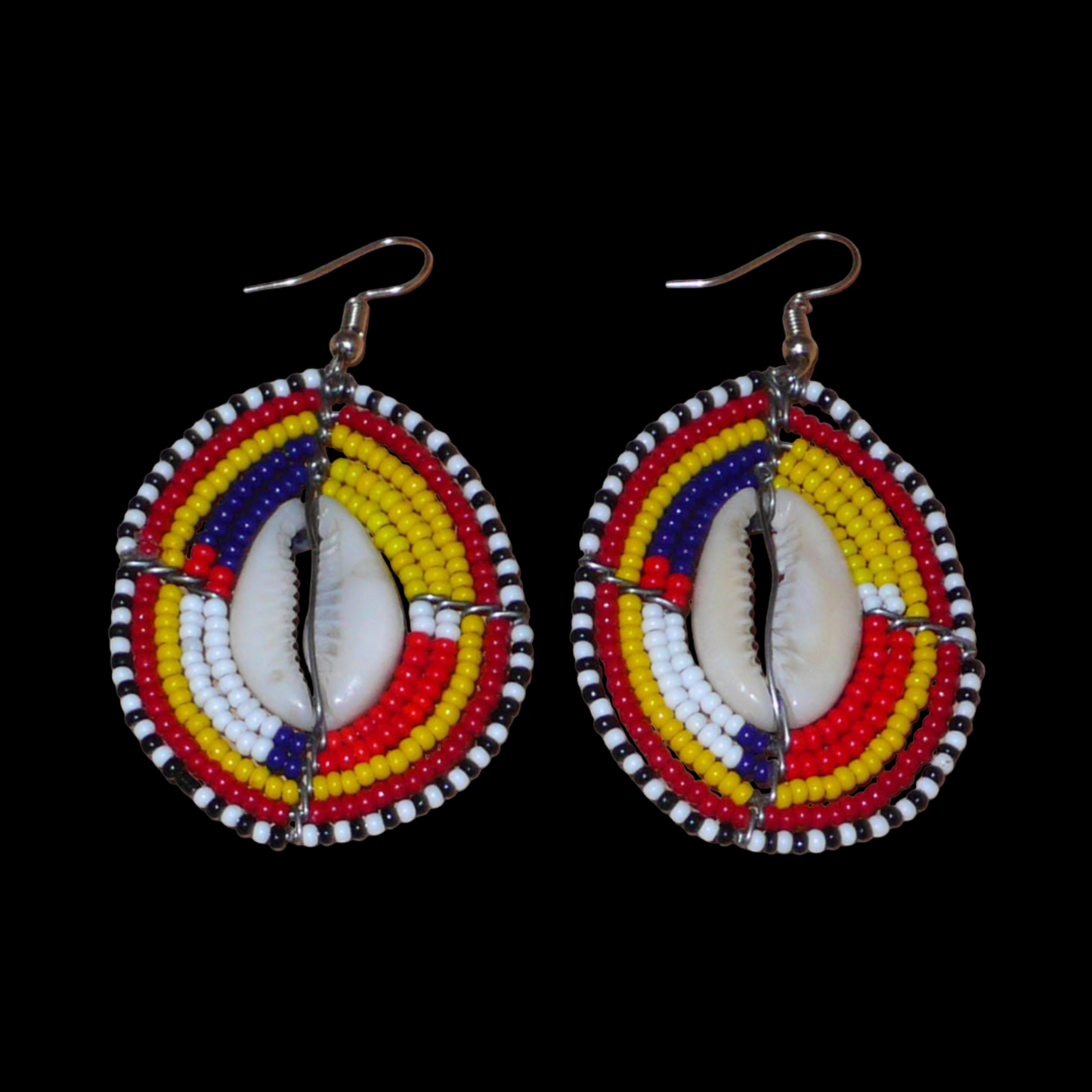 Boucles d'oreilles africaines ethniques en forme de boucliers Massai composées de perles et de coquillages cauris. De taille moyenne, elles mesurent 6,5 cm de long et 3,5 cm de large.