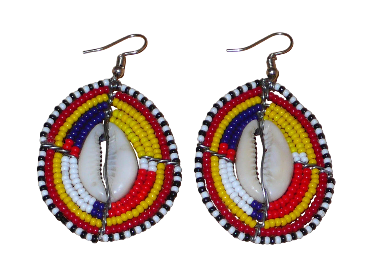 Boucles d'oreilles africaines ethniques en forme de boucliers Massai composées de perles et de coquillages cauris. De taille moyenne, elles mesurent 6,5 cm de long et 3,5 cm de large.