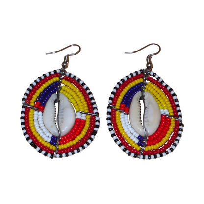 Boucles d'oreilles africaines ethniques en forme de boucliers Massai composées de perles et de coquillages cauris. De taille moyenne, elles mesurent 6,5 cm de long et 3,5 cm de large.