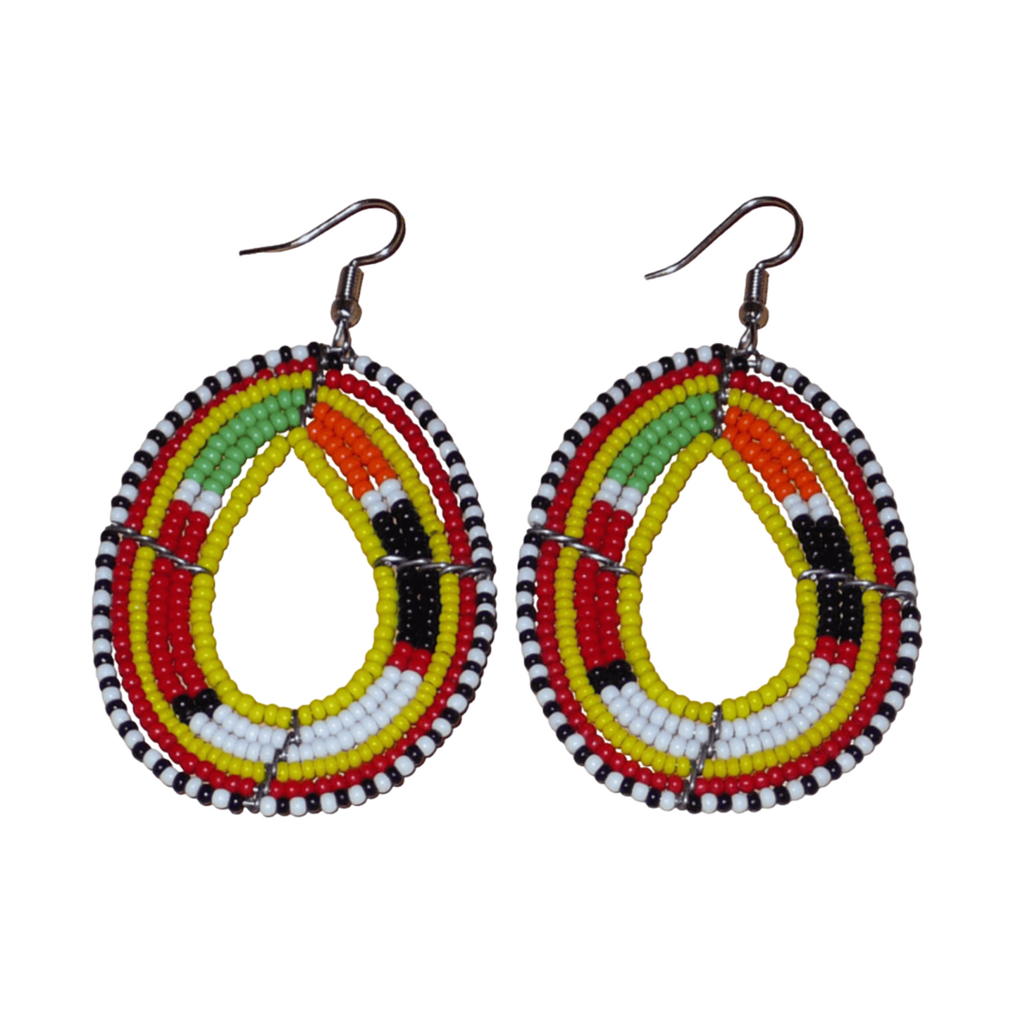 Boucles d'oreilles africaines traditionnelles aux motifs et couleurs Massai composées de perles de rocaille jaunes et multicolores fixées sur des fils de fer montés en forme de gouttes. Elles mesurent 7.5 cm de long et 4 cm de large, et se portent sur des oreilles percées.