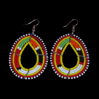 Boucles d'oreilles africaines traditionnelles aux motifs et couleurs Massai composées de perles de rocaille jaunes et multicolores fixées sur des fils de fer montés en forme de gouttes. Elles mesurent 7.5 cm de long et 4 cm de large, et se portent sur des oreilles percées.