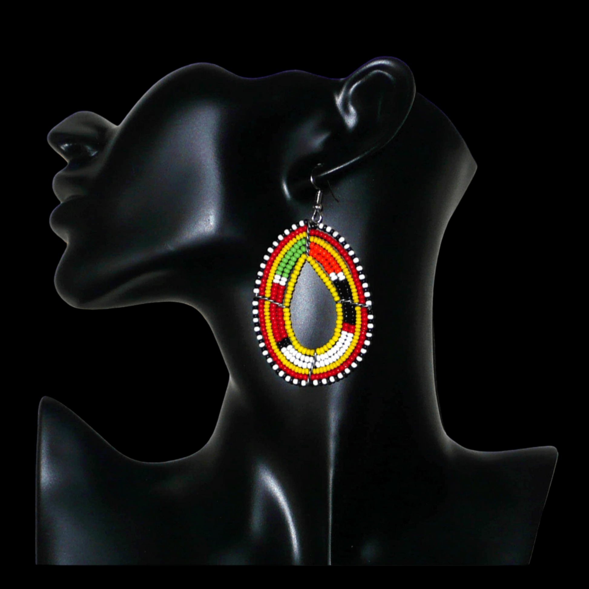 Boucles d'oreilles africaines traditionnelles aux motifs et couleurs Massai composées de perles de rocaille jaunes et multicolores fixées sur des fils de fer montés en forme de gouttes. Elles mesurent 7.5 cm de long et 4 cm de large, et se portent sur des oreilles percées.