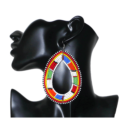 Boucles d'oreilles africaines à motifs ethniques Massai composées de perles de rocaille multicolores montées en forme de gouttes. Surdimensionnées, elles mesurent 10,5 cm de long et 6,5 cm de large.
