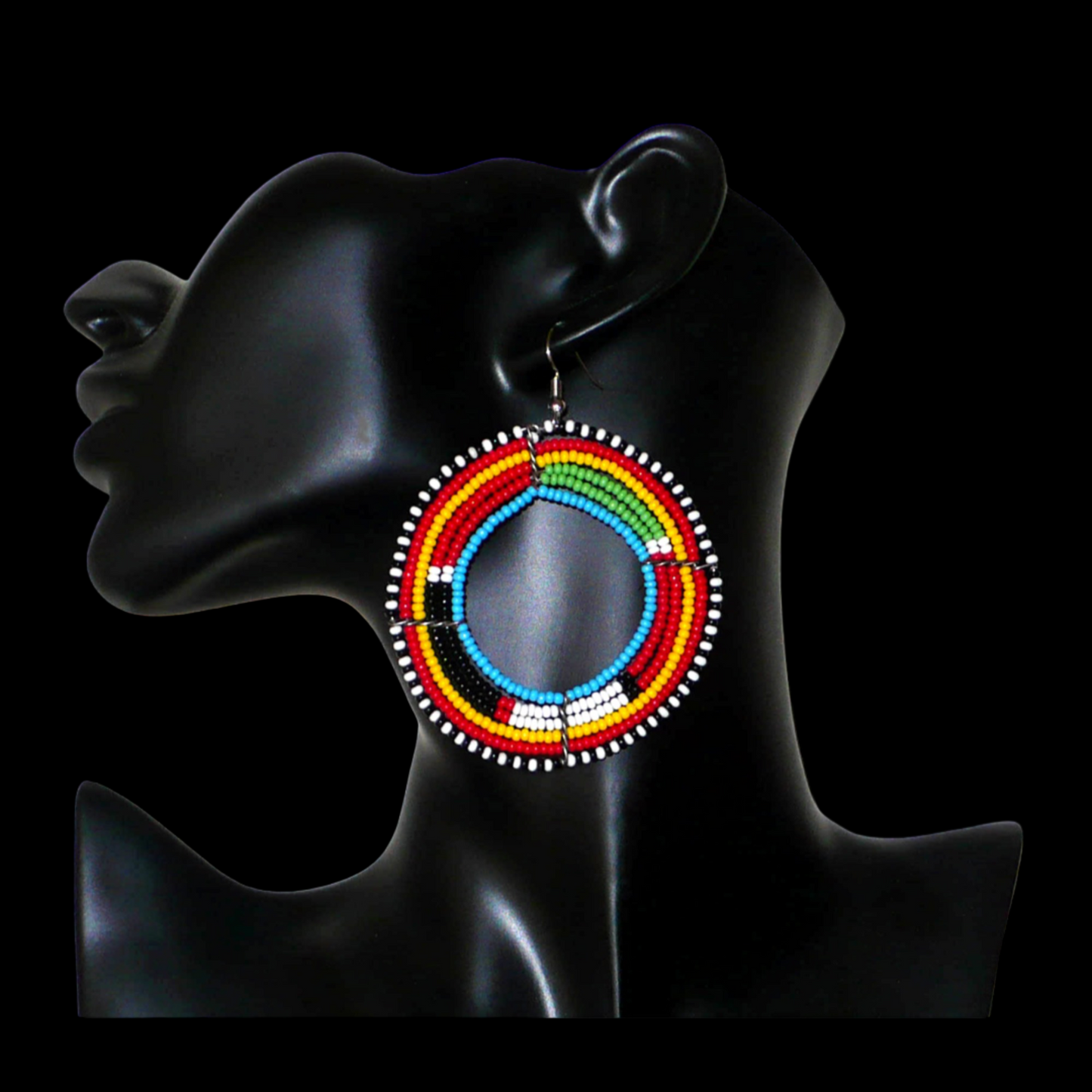 Boucles d'oreilles africaines Massai composées de perles de rocaille multicolores enfilées sur six rangées de fils de fer montés en forme de cercles. Surdimensionnées, elles mesurent 8 cm de long et 6,5 cm de large et se portent avec des crochets en acier inoxydable sur des oreilles percées.