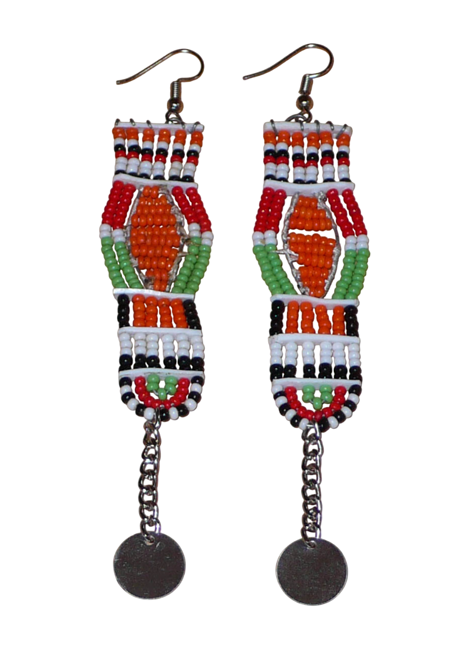 Longues boucles d'oreilles africaines Massai faites de perles de rocaille et prolongées d'une chaînette ornée d'un disque de métal. Ces boucles d'oreilles afro chic mesurent 12 cm de long et 2,5 cm de large.