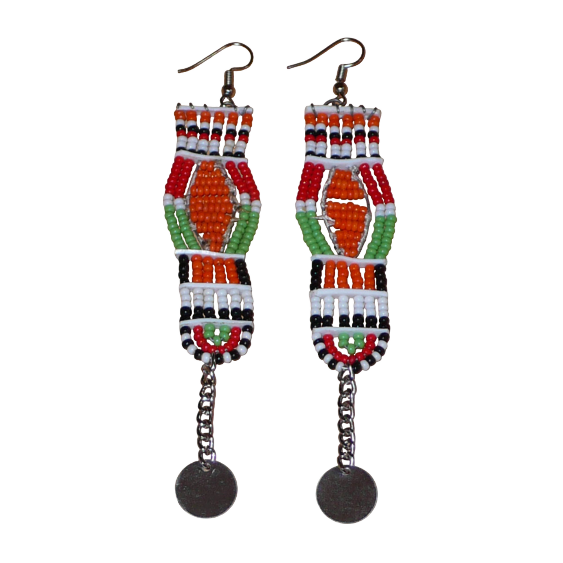 Longues boucles d'oreilles africaines Massai faites de perles de rocaille et prolongées d'une chaînette ornée d'un disque de métal. Ces boucles d'oreilles afro chic mesurent 12 cm de long et 2,5 cm de large.