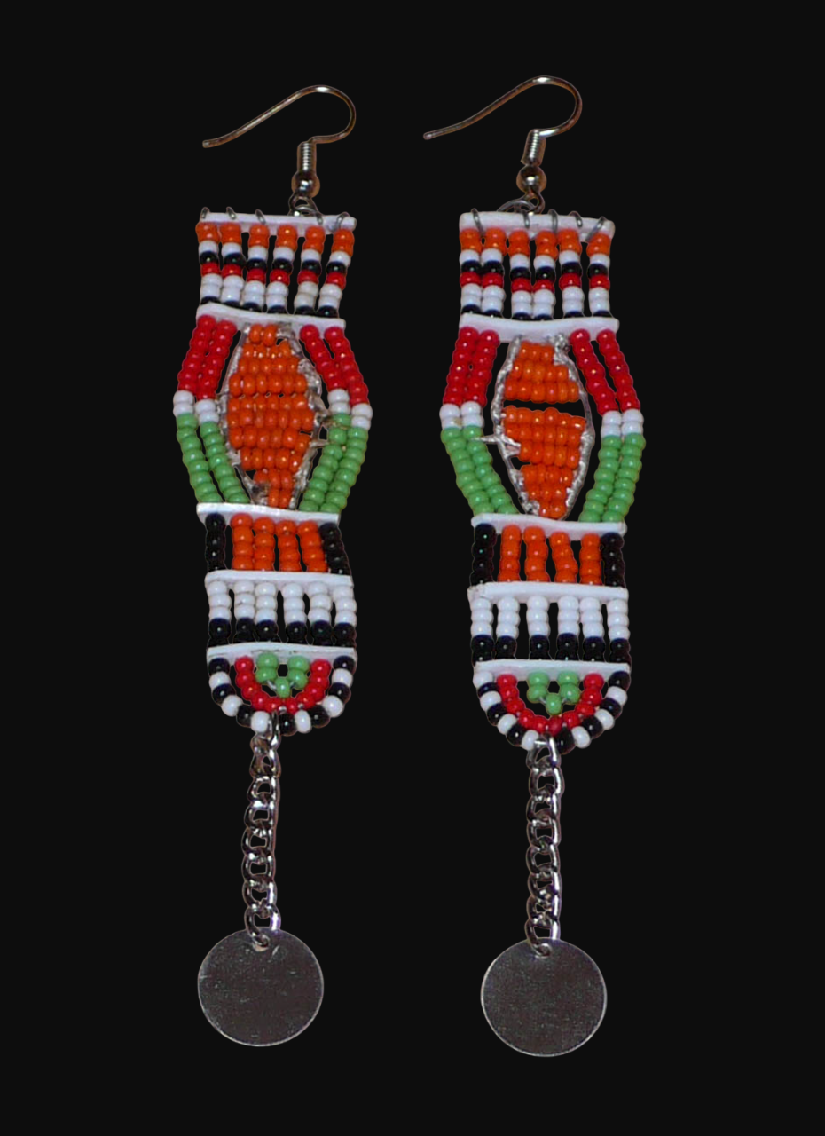 Longues boucles d'oreilles africaines Massai faites de perles de rocaille et prolongées d'une chaînette ornée d'un disque de métal. Ces boucles d'oreilles afro chic mesurent 12 cm de long et 2,5 cm de large.