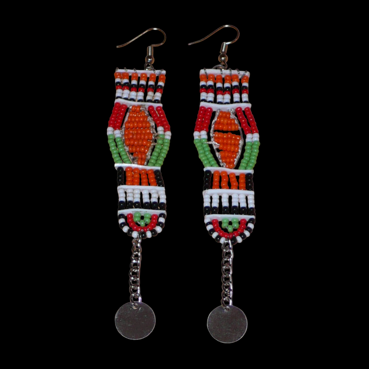 Longues boucles d'oreilles africaines Massai faites de perles de rocaille et prolongées d'une chaînette ornée d'un disque de métal. Ces boucles d'oreilles afro chic mesurent 12 cm de long et 2,5 cm de large.