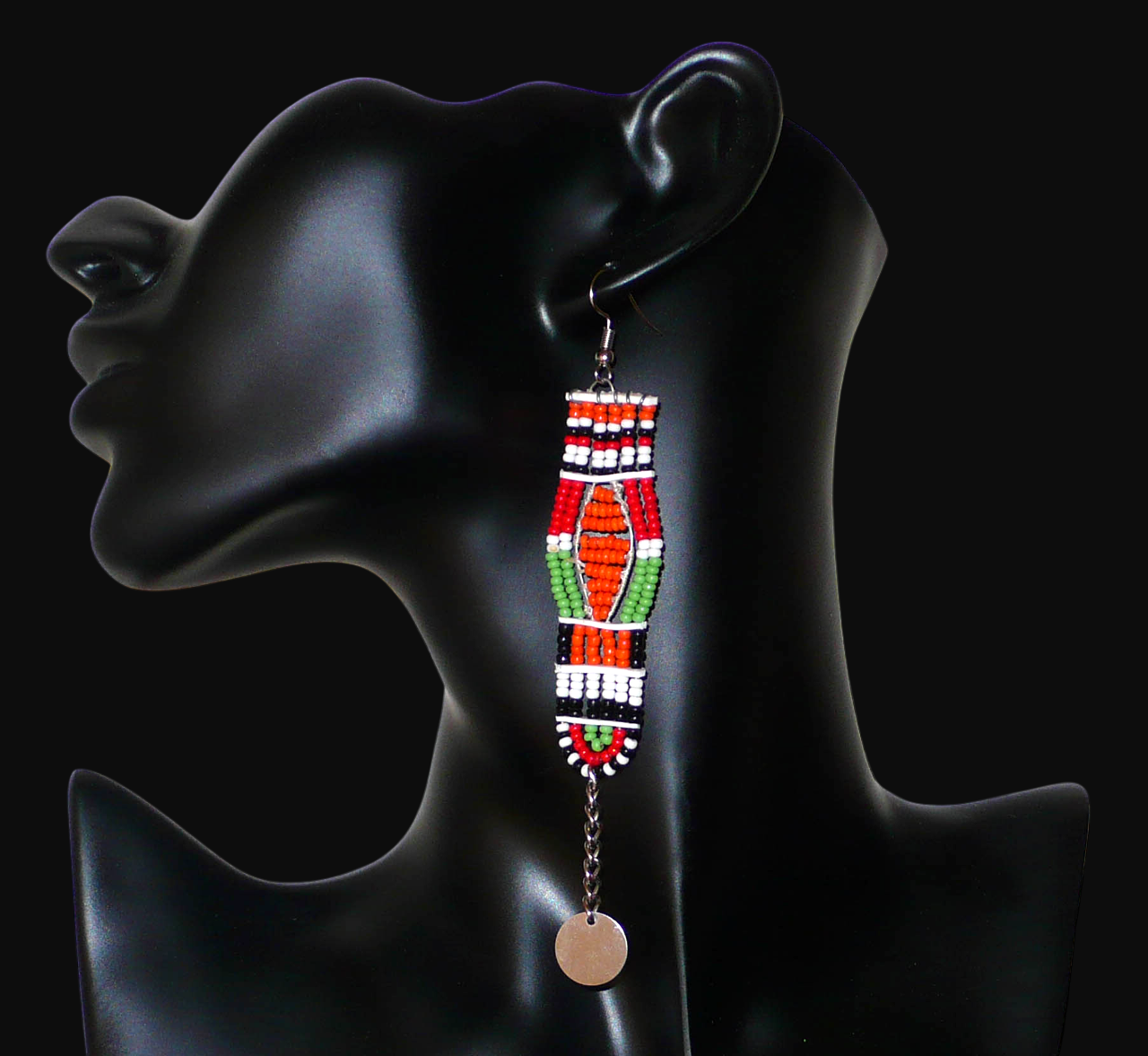 Longues boucles d'oreilles africaines Massai faites de perles de rocaille et prolongées d'une chaînette ornée d'un disque de métal. Ces boucles d'oreilles afro chic mesurent 12 cm de long et 2,5 cm de large.