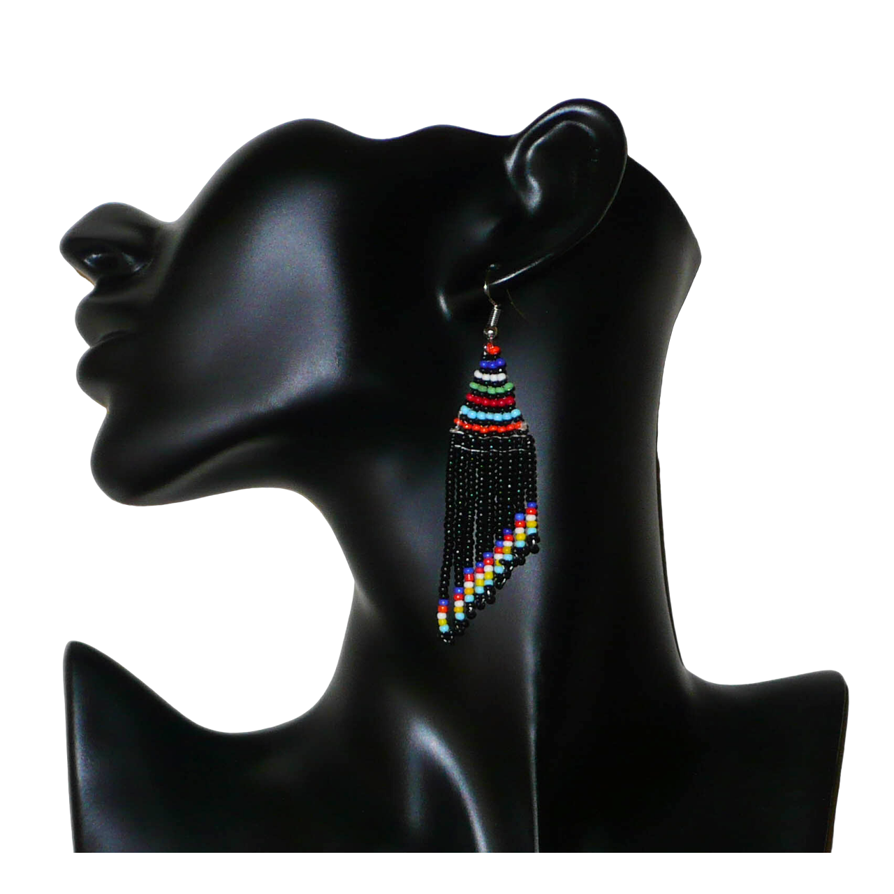 Boucles d'oreilles ethniques de tradition sud-africaine à franges perlées composées de perles de rocaille noires et multicolores. Elles mesurent 8,5 cm de long et 2 cm de large et se portent avec des crochets en acier inoxydable sur des oreilles percées.