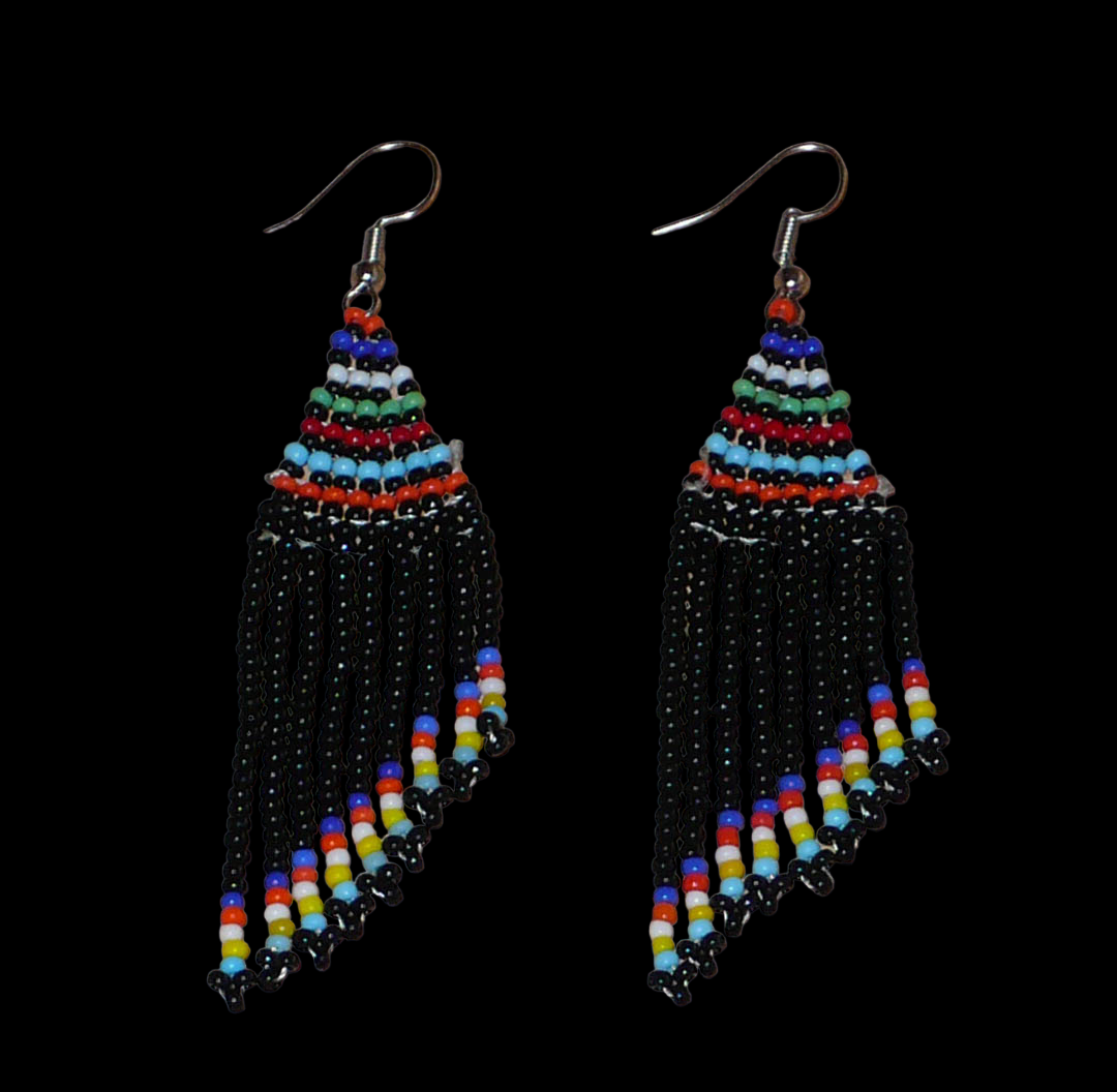 Boucles d'oreilles ethniques de tradition sud-africaine à franges perlées composées de perles de rocaille noires et multicolores. Elles mesurent 8,5 cm de long et 2 cm de large et se portent avec des crochets en acier inoxydable sur des oreilles percées.