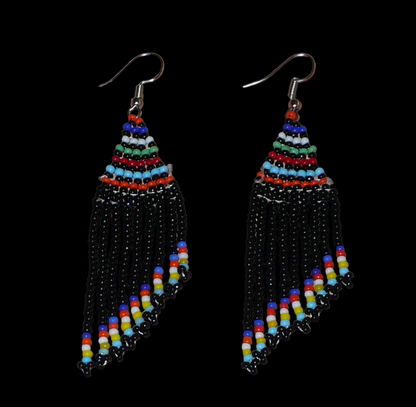 Boucles d'oreilles ethniques de tradition sud-africaine à franges perlées composées de perles de rocaille noires et multicolores. Elles mesurent 8,5 cm de long et 2 cm de large et se portent avec des crochets en acier inoxydable sur des oreilles percées.