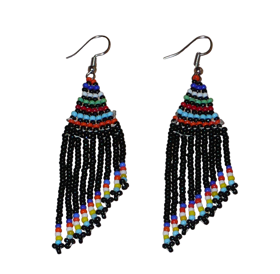 Boucles d'oreilles ethniques de tradition sud-africaine à franges perlées composées de perles de rocaille noires et multicolores. Elles mesurent 8,5 cm de long et 2 cm de large et se portent avec des crochets en acier inoxydable sur des oreilles percées.