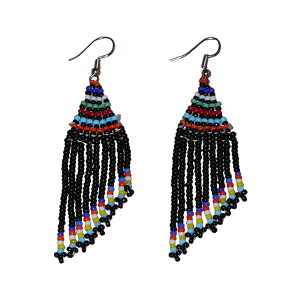 Boucles d'oreilles ethniques de tradition sud-africaine à franges perlées composées de perles de rocaille noires et multicolores. Elles mesurent 8,5 cm de long et 2 cm de large et se portent avec des crochets en acier inoxydable sur des oreilles percées.
