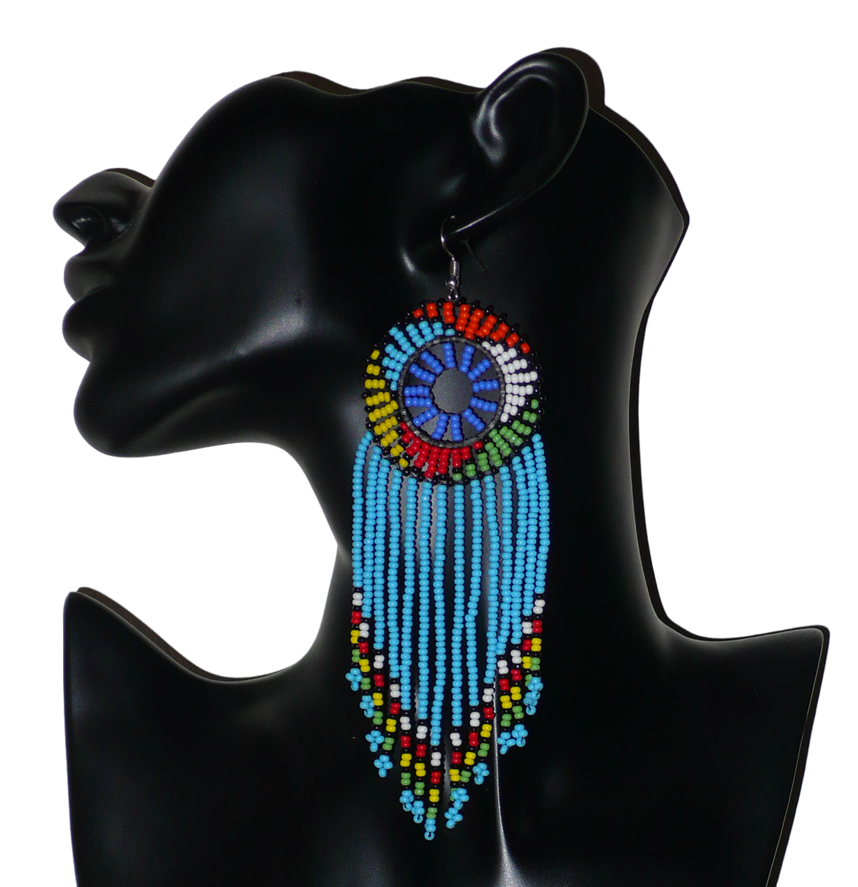 Longues boucles d'oreilles sud-africaines traditionnelles à franges et motifs zoulous composées de perles de rocaille bleu ciel et multicolores. Elles mesurent 14,5 cm de long et 4,5 cm de large, et se portent avec des crochets en acier inoxydable sur des oreilles percées.