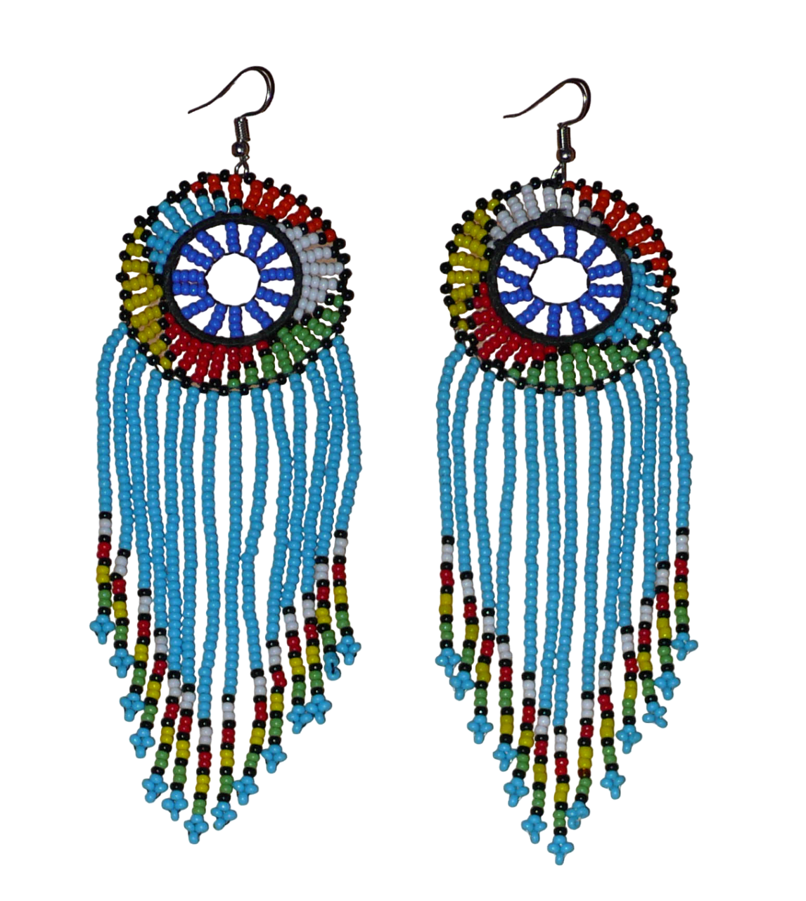 Longues boucles d'oreilles sud-africaines traditionnelles à franges et motifs zoulous composées de perles de rocaille bleu ciel et multicolores. Elles mesurent 14,5 cm de long et 4,5 cm de large, et se portent avec des crochets en acier inoxydable sur des oreilles percées.