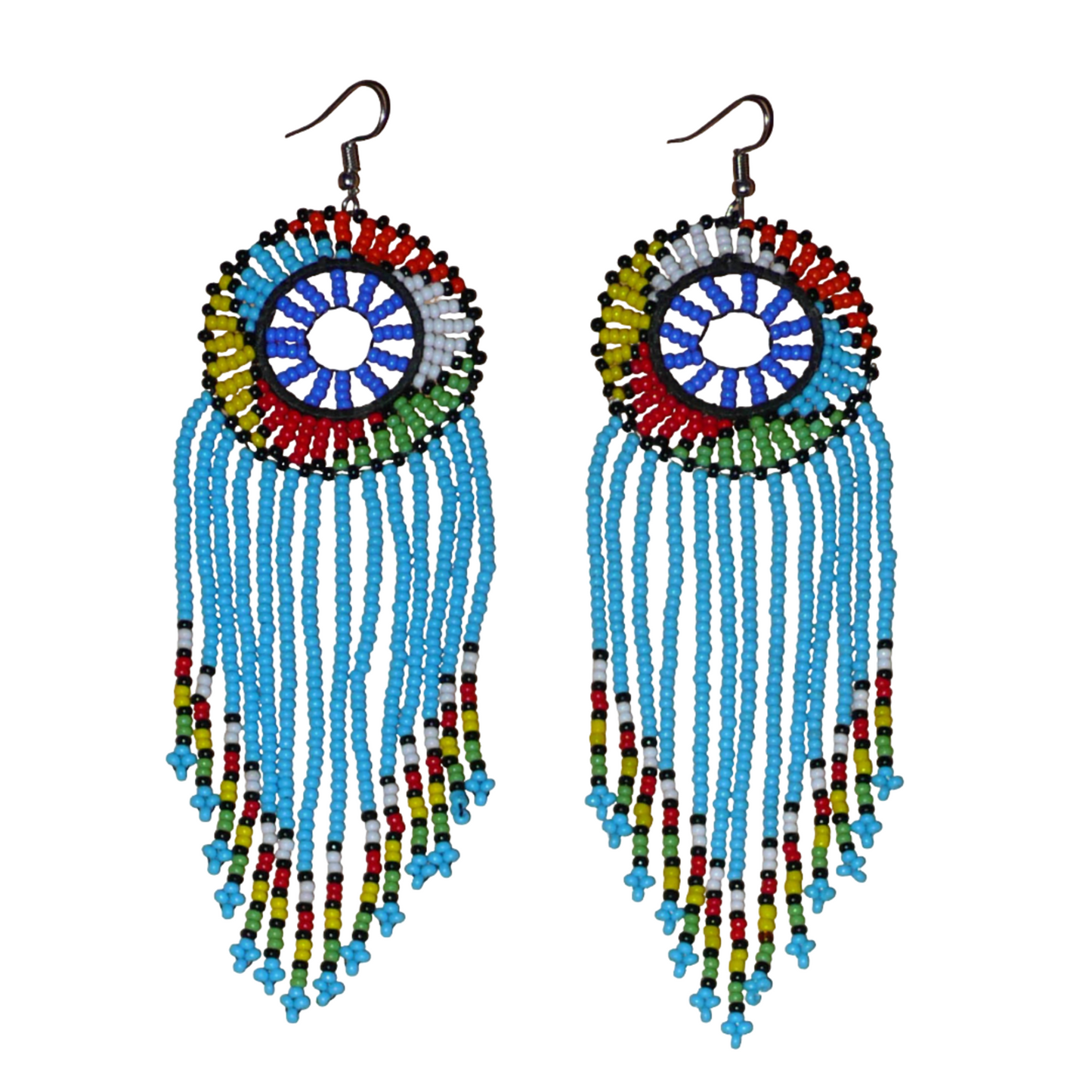 Longues boucles d'oreilles sud-africaines traditionnelles à franges et motifs zoulous composées de perles de rocaille bleu ciel et multicolores. Elles mesurent 14,5 cm de long et 4,5 cm de large, et se portent avec des crochets en acier inoxydable sur des oreilles percées.