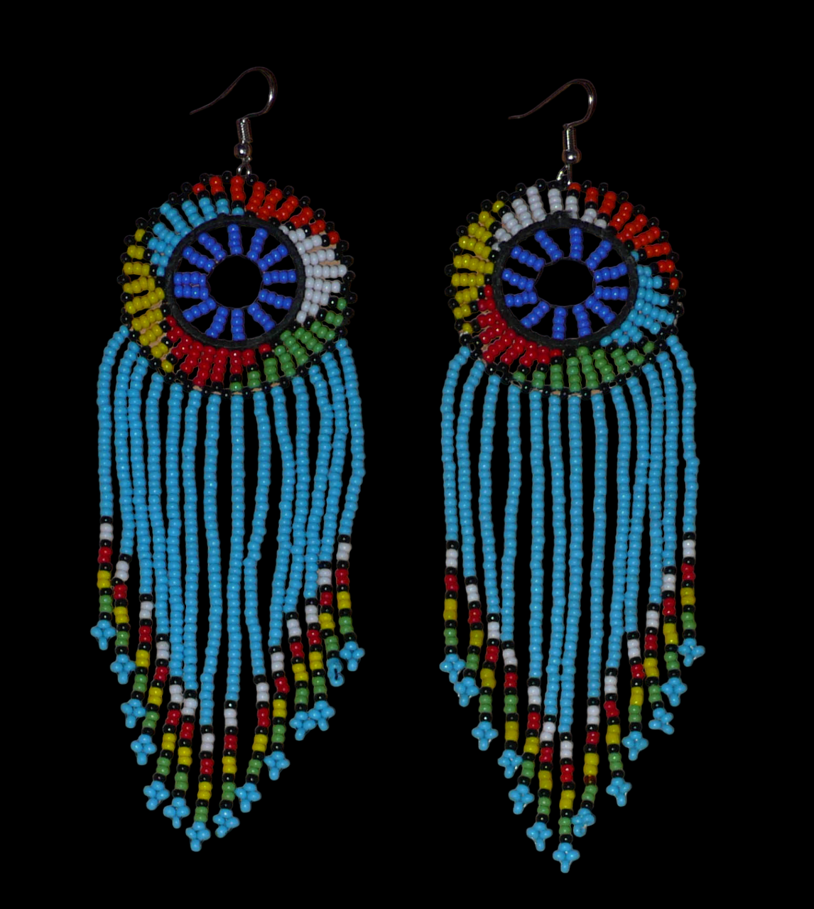 Longues boucles d'oreilles sud-africaines traditionnelles à franges et motifs zoulous composées de perles de rocaille bleu ciel et multicolores. Elles mesurent 14,5 cm de long et 4,5 cm de large, et se portent avec des crochets en acier inoxydable sur des oreilles percées.