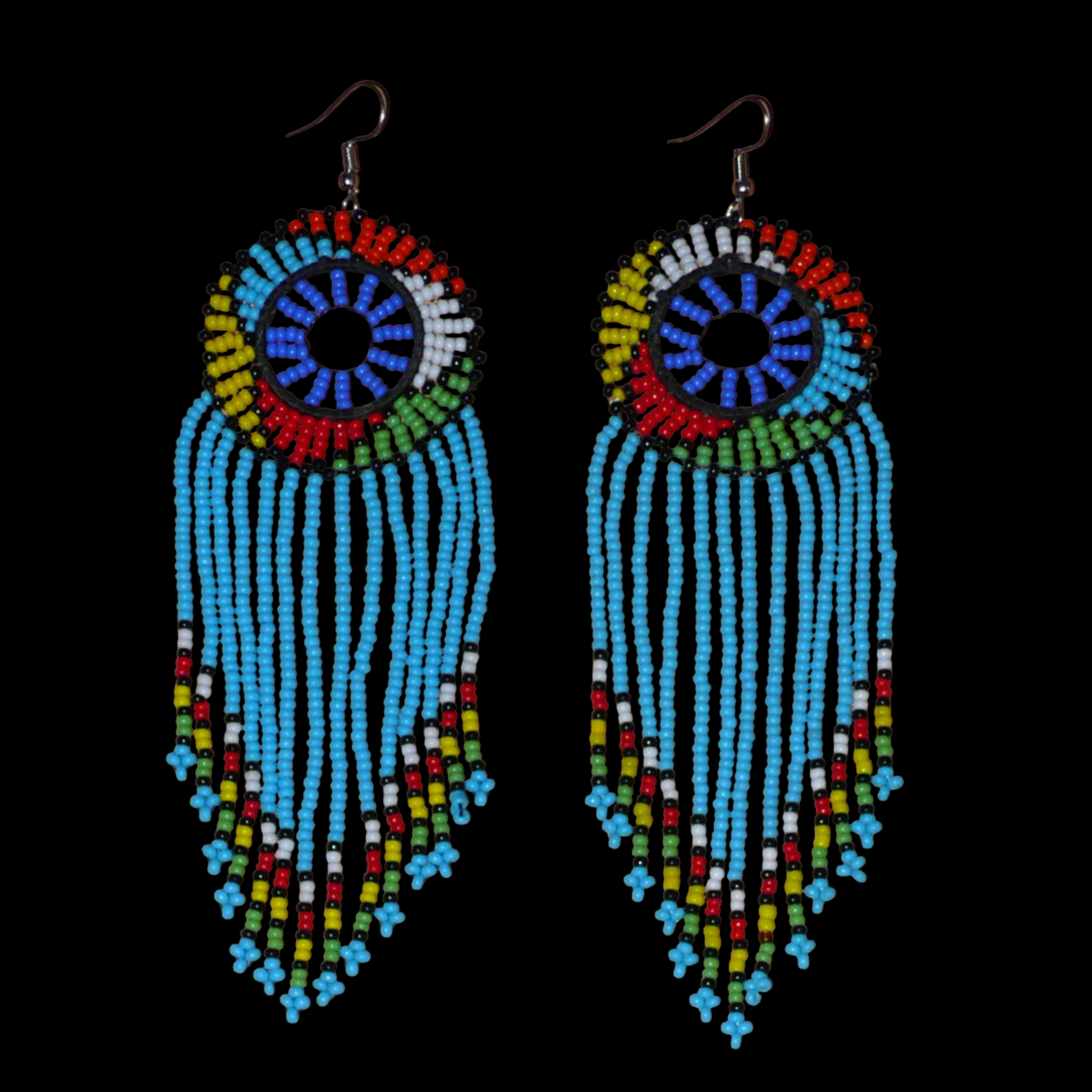 Longues boucles d'oreilles sud-africaines traditionnelles à franges et motifs zoulous composées de perles de rocaille bleu ciel et multicolores. Elles mesurent 14,5 cm de long et 4,5 cm de large, et se portent avec des crochets en acier inoxydable sur des oreilles percées.