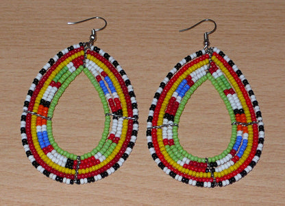 Longues boucles d'oreilles africaines Massai en perles de rocaille multicolores glissées sur six rangées de fils de fer montées en forme de gouttes. Elles mesurent 8,5 cm de long et 5 cm de large.