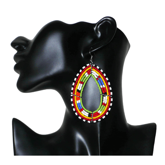 Longues boucles d'oreilles africaines Massai en perles de rocaille multicolores glissées sur six rangées de fils de fer montées en forme de gouttes. Elles mesurent 8,5 cm de long et 5 cm de large.