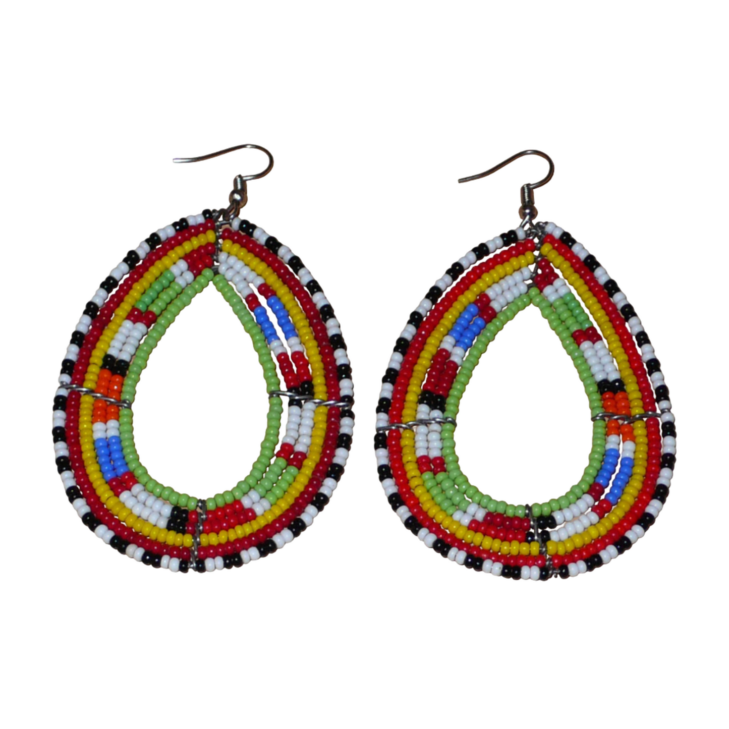 Longues boucles d'oreilles africaines Massai en perles de rocaille multicolores glissées sur six rangées de fils de fer montées en forme de gouttes. Elles mesurent 8,5 cm de long et 5 cm de large.