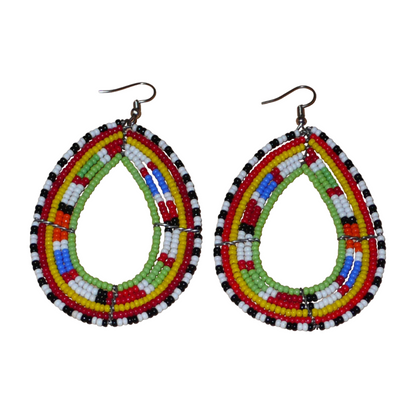 Longues boucles d'oreilles africaines Massai en perles de rocaille multicolores glissées sur six rangées de fils de fer montées en forme de gouttes. Elles mesurent 8,5 cm de long et 5 cm de large.