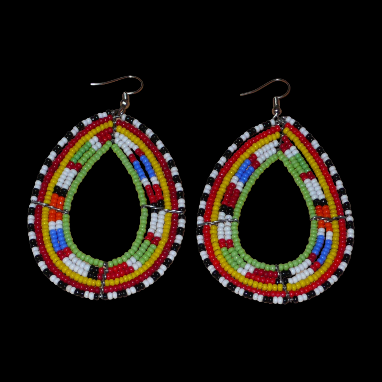 Longues boucles d'oreilles africaines Massai en perles de rocaille multicolores glissées sur six rangées de fils de fer montées en forme de gouttes. Elles mesurent 8,5 cm de long et 5 cm de large.