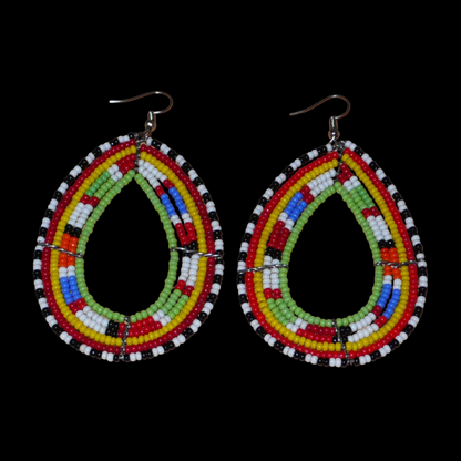 Longues boucles d'oreilles africaines Massai en perles de rocaille multicolores glissées sur six rangées de fils de fer montées en forme de gouttes. Elles mesurent 8,5 cm de long et 5 cm de large.