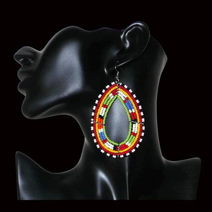 Longues boucles d'oreilles africaines Massai en perles de rocaille multicolores glissées sur six rangées de fils de fer montées en forme de gouttes. Elles mesurent 8,5 cm de long et 5 cm de large.