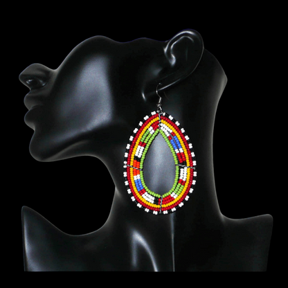 Longues boucles d'oreilles africaines Massai en perles de rocaille multicolores glissées sur six rangées de fils de fer montées en forme de gouttes. Elles mesurent 8,5 cm de long et 5 cm de large.