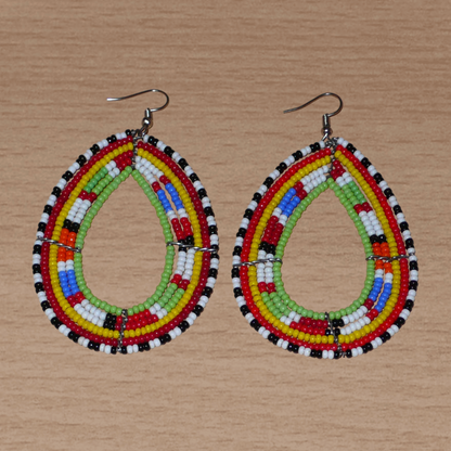 Longues boucles d'oreilles africaines Massai en perles de rocaille multicolores glissées sur six rangées de fils de fer montées en forme de gouttes. Elles mesurent 8,5 cm de long et 5 cm de large.