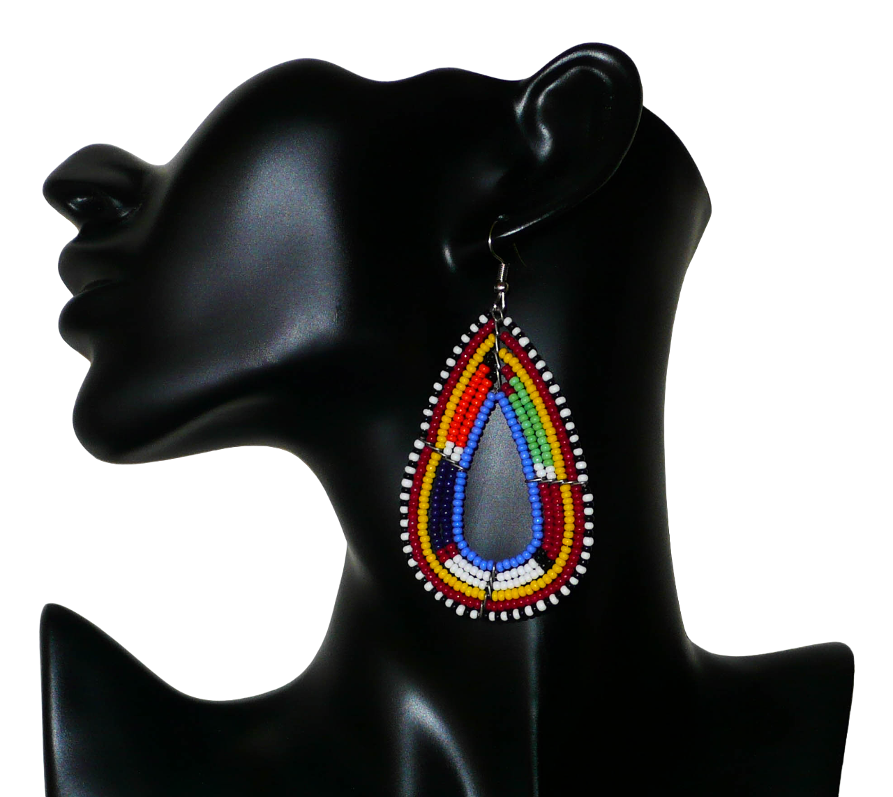 Longues boucles d'oreilles africaines Massai en forme de gouttes composées de perles de rocaille bleues et multicolores. Elles mesurent 8,5 cm de long et 4 cm de large et se portent avec des crochets en acier inoxydable sur des oreilles percées. Timeless Fineries