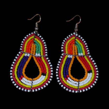 Symbole de la richesse culturelle du Kenya, cette paire de boucles d'oreilles africaines à motifs ethniques traditionnels Massai apportera un éclat de couleurs à votre look ! Confectionnées de façon artisanale, elles se composent de perles de rocaille orange et multicolores enfilées sur des structures en fils de fer montés en forme de poires. Elles mesurent 8.5 cm de long et 4 cm de large et se portent sur des oreilles percées.