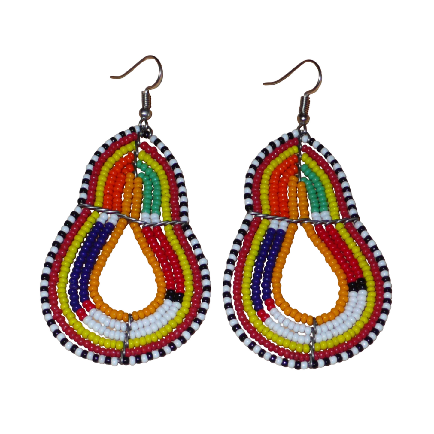 Symbole de la richesse culturelle du Kenya, cette paire de boucles d'oreilles africaines à motifs ethniques traditionnels Massai apportera un éclat de couleurs à votre look ! Confectionnées de façon artisanale, elles se composent de perles de rocaille orange et multicolores enfilées sur des structures en fils de fer montés en forme de poires. Elles mesurent 8.5 cm de long et 4 cm de large et se portent sur des oreilles percées.