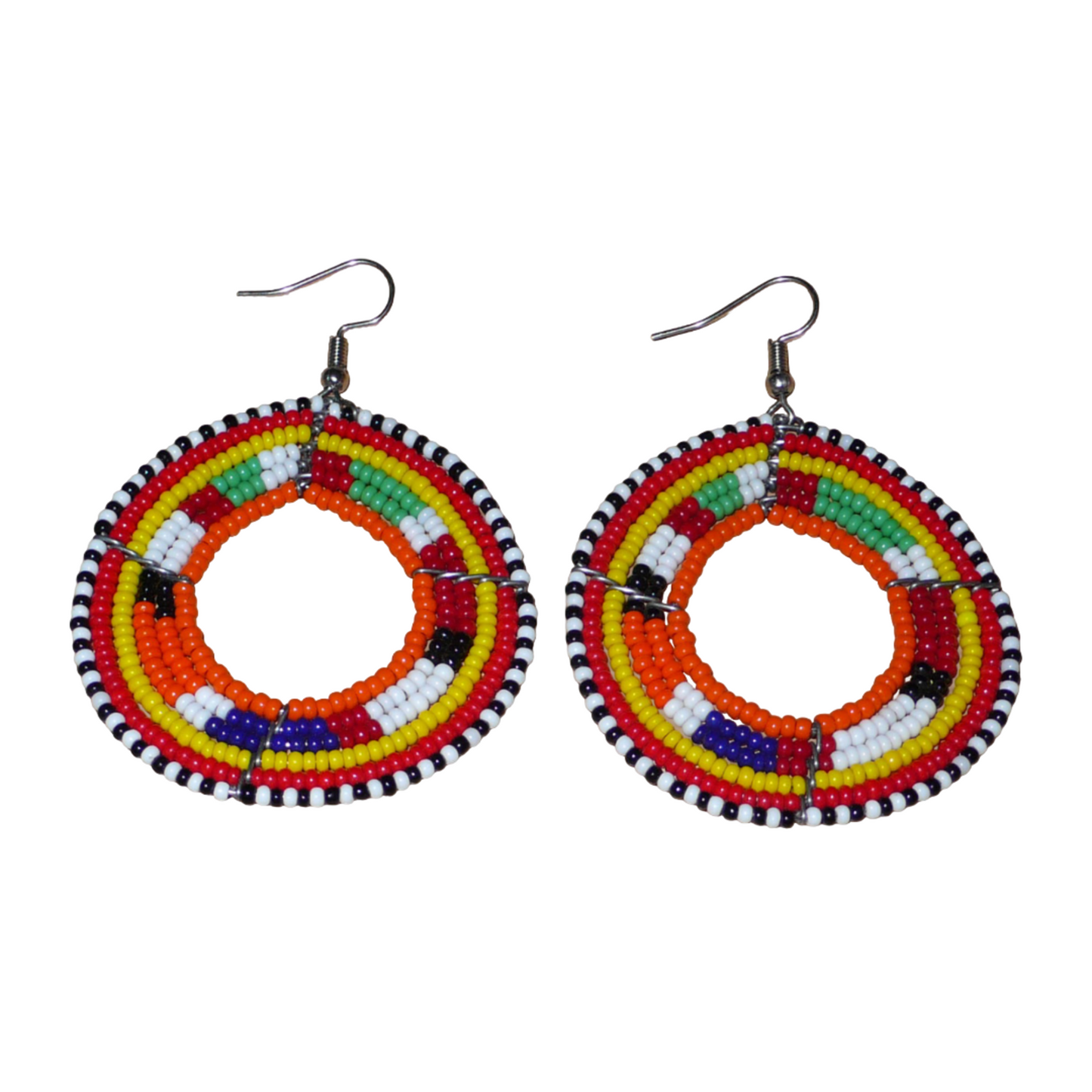 Boucles d'oreilles africaines Massai aux accents afro chic des années 70 composées de perles de rocaille orange et multicolores glissées sur des structures circulaires en fils de fer. De taille moyenne, elles mesurent 7 cm de long et 5 cm de large, et se portent sur des oreilles percées.