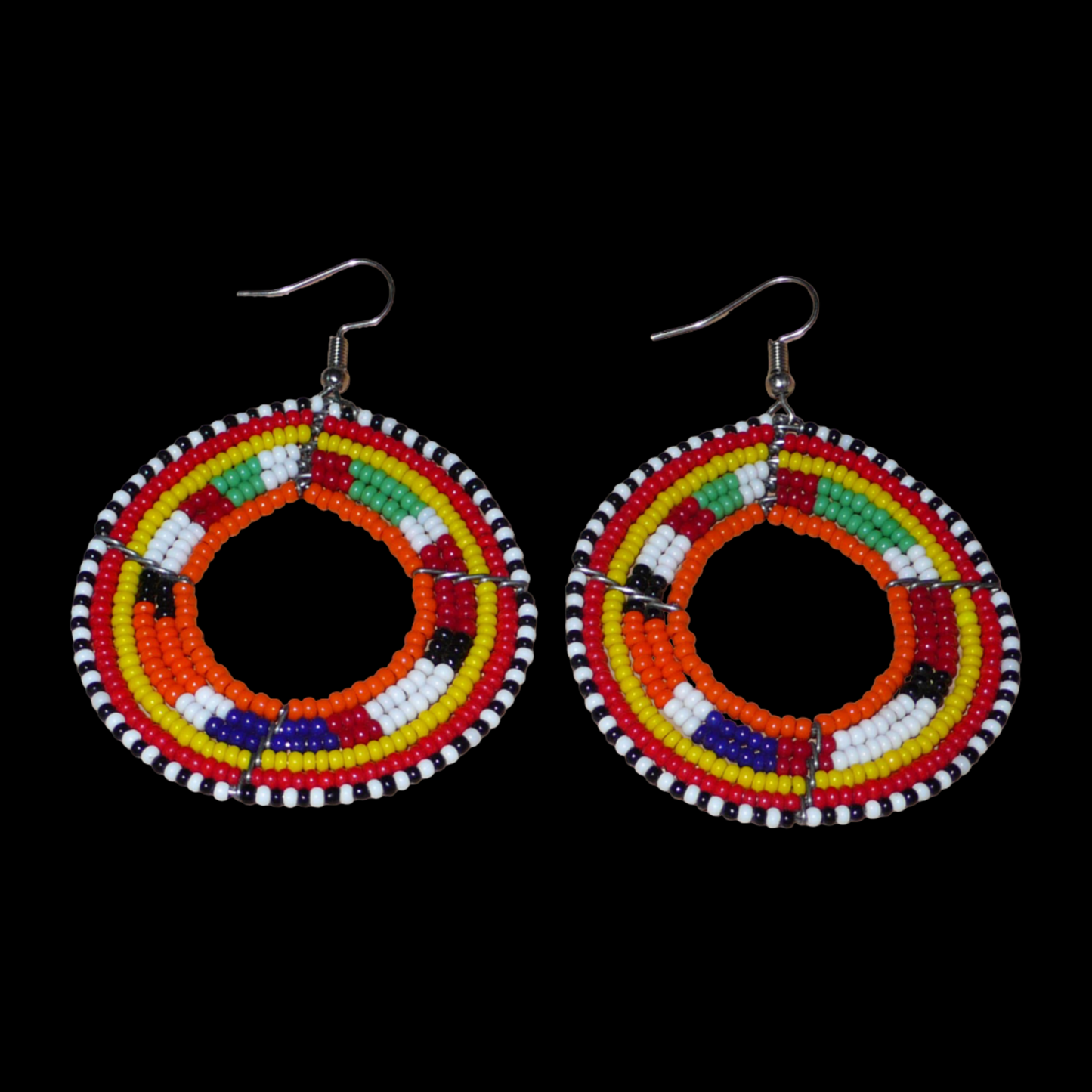 Boucles d'oreilles africaines Massai aux accents afro chic des années 70 composées de perles de rocaille orange et multicolores glissées sur des structures circulaires en fils de fer. De taille moyenne, elles mesurent 7 cm de long et 5 cm de large, et se portent sur des oreilles percées.