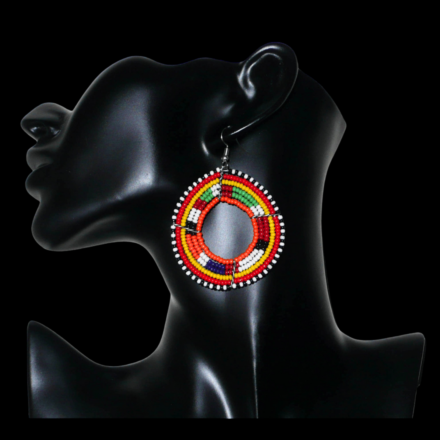 Boucles d'oreilles africaines Massai aux accents afro chic des années 70 composées de perles de rocaille orange et multicolores glissées sur des structures circulaires en fils de fer. De taille moyenne, elles mesurent 7 cm de long et 5 cm de large, et se portent sur des oreilles percées.