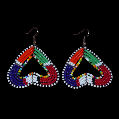 Boucles d'oreilles africaines kenyanes de fabrication artisanale Massai se composant de perles de rocaille multicolores glissées sur cinq rangées de fils de fer montés en forme de cœurs inversés. Cette paire de boucles d'oreilles de taille moyenne mesure 6.5 cm de long et 5 cm de large ; elle se porte avec des crochets en acier inoxydable sur des oreilles percées.