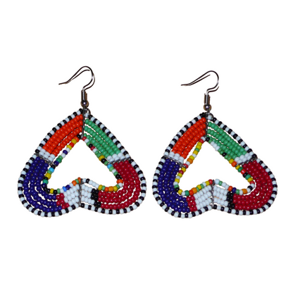 Boucles d'oreilles africaines kenyanes de fabrication artisanale Massai se composant de perles de rocaille multicolores glissées sur cinq rangées de fils de fer montés en forme de cœurs inversés. Cette paire de boucles d'oreilles de taille moyenne mesure 6.5 cm de long et 5 cm de large ; elle se porte avec des crochets en acier inoxydable sur des oreilles percées.