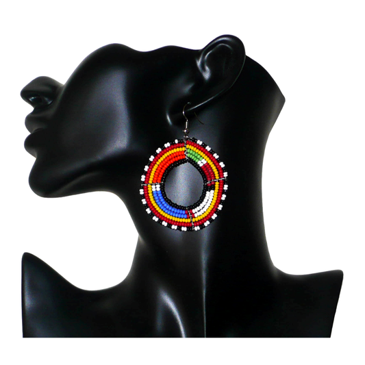 Boucles d'oreilles africaines traditionnelles Massai en perles de rocaille multicolores montées en forme de cercles. Elles mesurent  7 cm de long sur 5 cm de large.