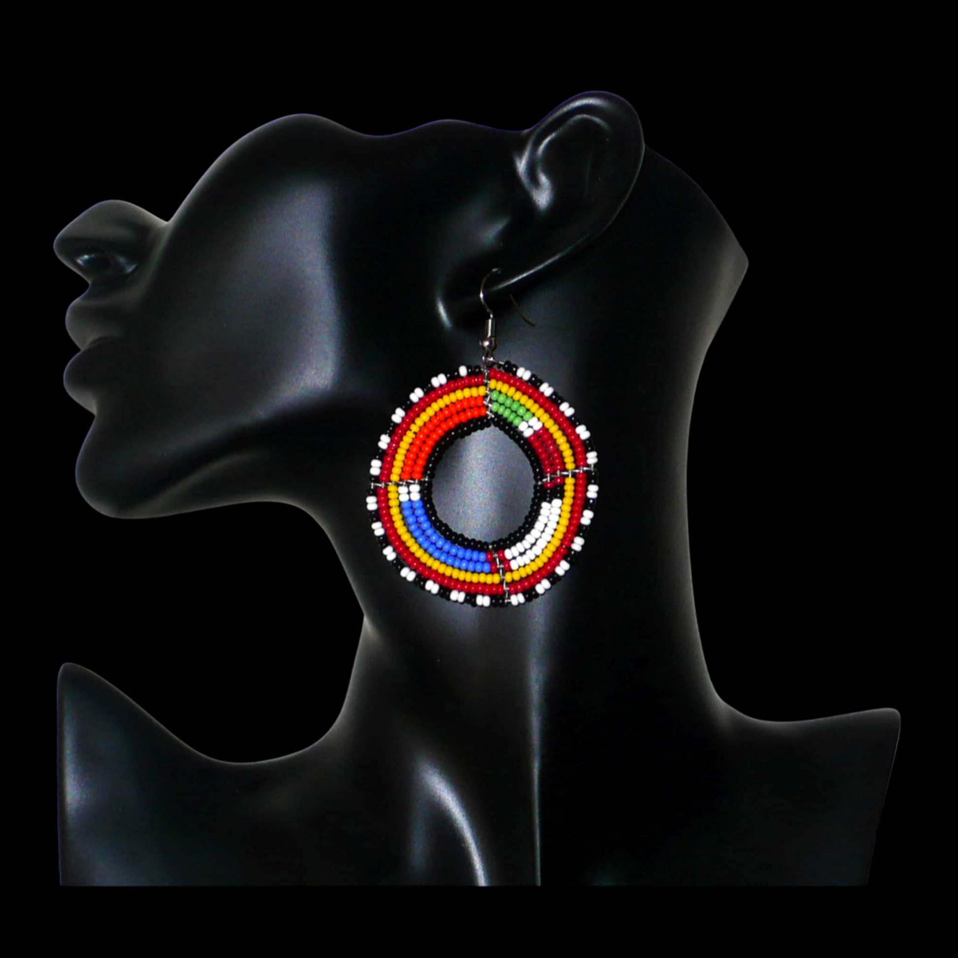 Boucles d'oreilles africaines traditionnelles Massai en perles de rocaille multicolores montées en forme de cercles. Elles mesurent  7 cm de long sur 5 cm de large.