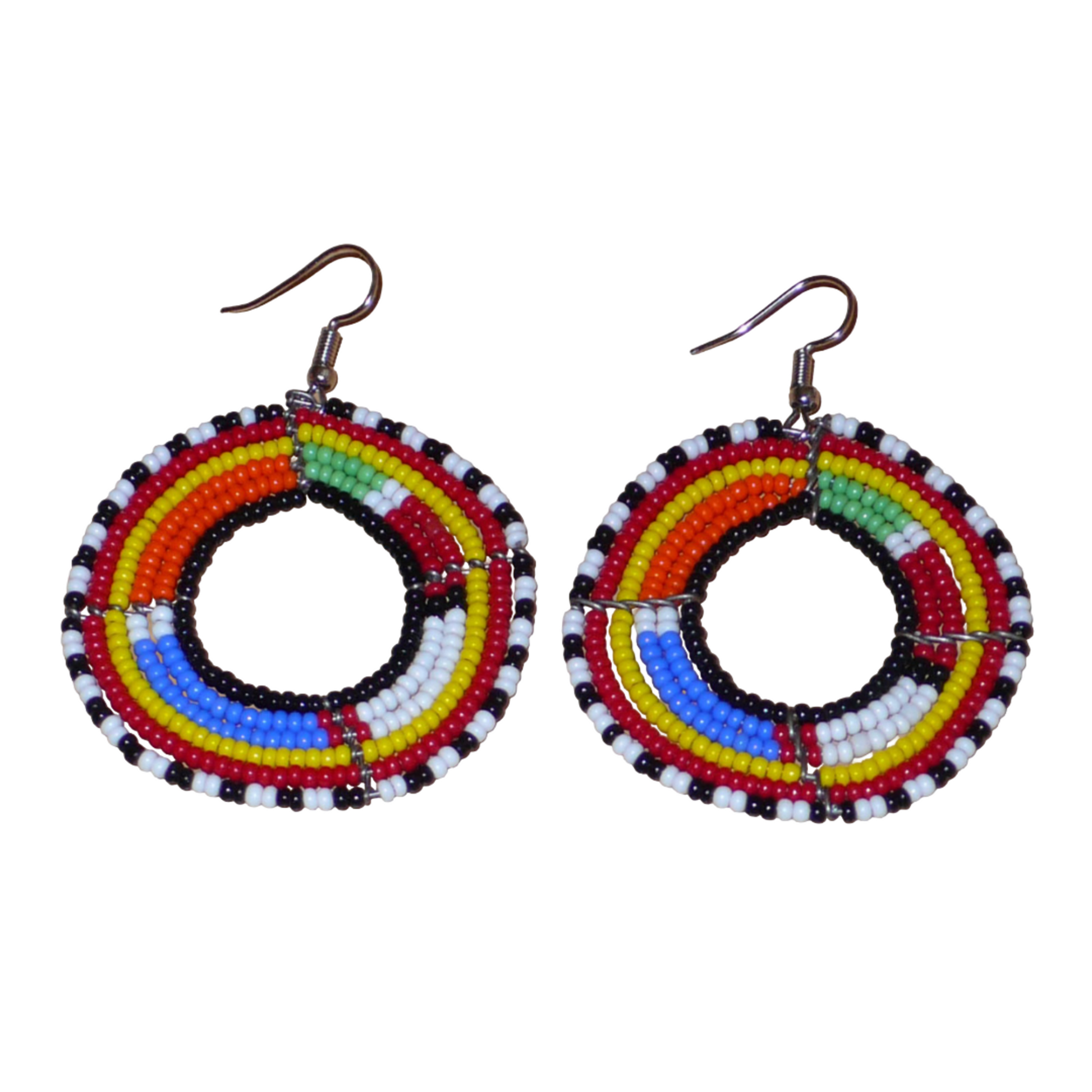 Boucles d'oreilles africaines traditionnelles Massai en perles de rocaille multicolores montées en forme de cercles. Elles mesurent  7 cm de long sur 5 cm de large.