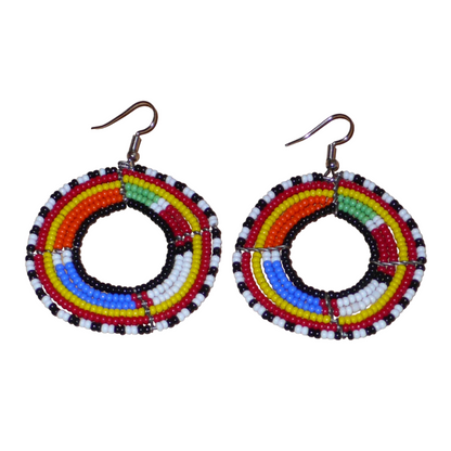 Boucles d'oreilles africaines traditionnelles Massai en perles de rocaille multicolores montées en forme de cercles. Elles mesurent  7 cm de long sur 5 cm de large.