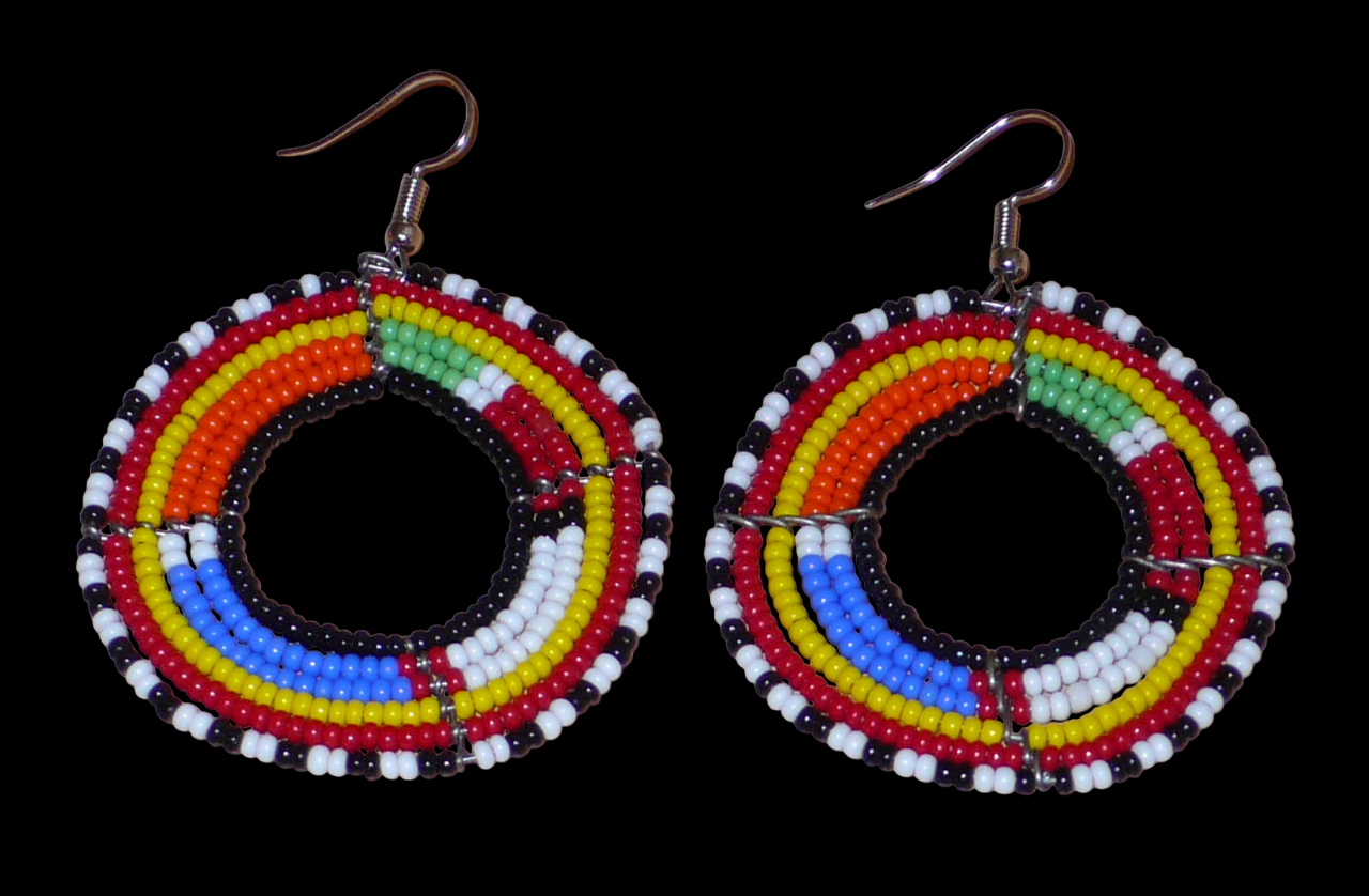 Boucles d'oreilles africaines traditionnelles Massai en perles de rocaille multicolores montées en forme de cercles. Elles mesurent  7 cm de long sur 5 cm de large.