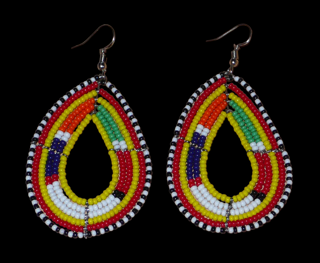 Boucles d'oreilles africaines Massai en perles de rocaille jaunes et multicolores montées en forme de gouttes. Elles mesurent 8 cm de long et 4 cm de large et se portent avec des crochets en acier inoxydable sur des oreilles percées.