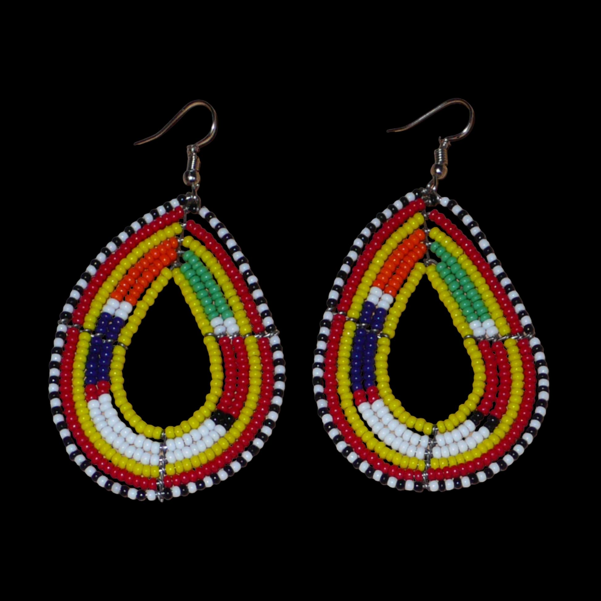 Boucles d'oreilles africaines Massai en perles de rocaille jaunes et multicolores montées en forme de gouttes. Elles mesurent 8 cm de long et 4 cm de large et se portent avec des crochets en acier inoxydable sur des oreilles percées.