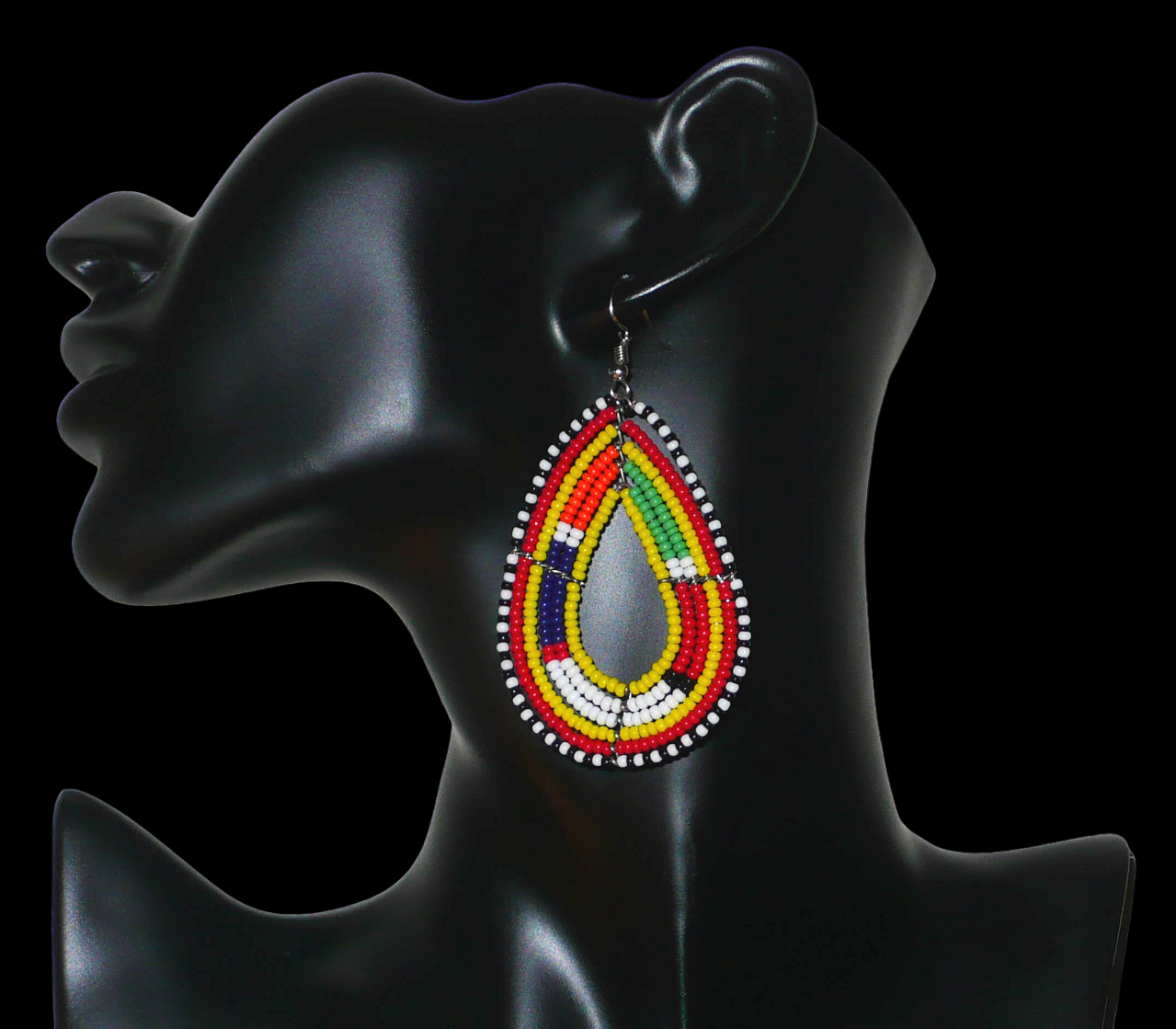 Boucles d'oreilles africaines Massai en perles de rocaille jaunes et multicolores montées en forme de gouttes. Elles mesurent 8 cm de long et 4 cm de large et se portent avec des crochets en acier inoxydable sur des oreilles percées. Timeless Fineries